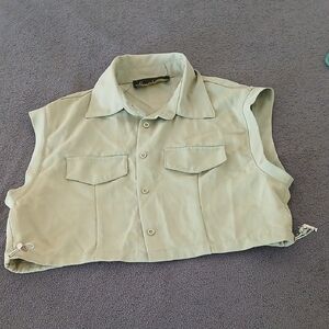 Spoon Jearns Cropped Sleeveless Button-Front Shirt in Light Sage